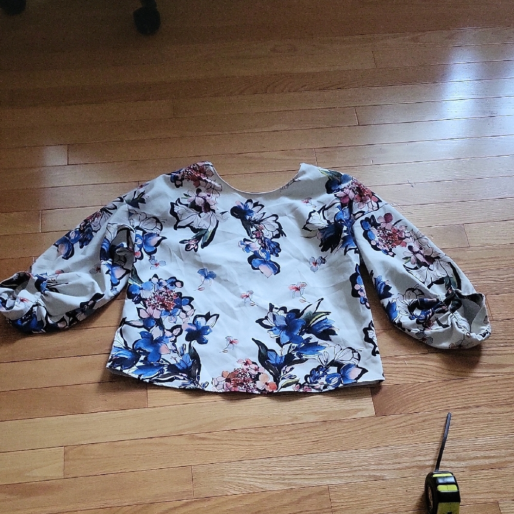 EUC Floral Zara blouse in S